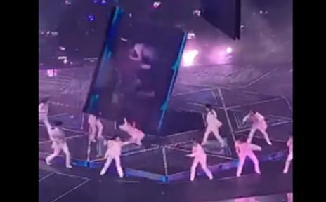 Video: Integrantes del grupo pop Mirror aplastados por una pantalla en pleno concierto